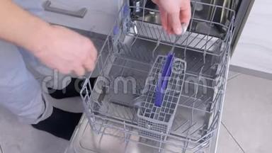 人装洗碗机，把餐具和厨具放进篮子里。